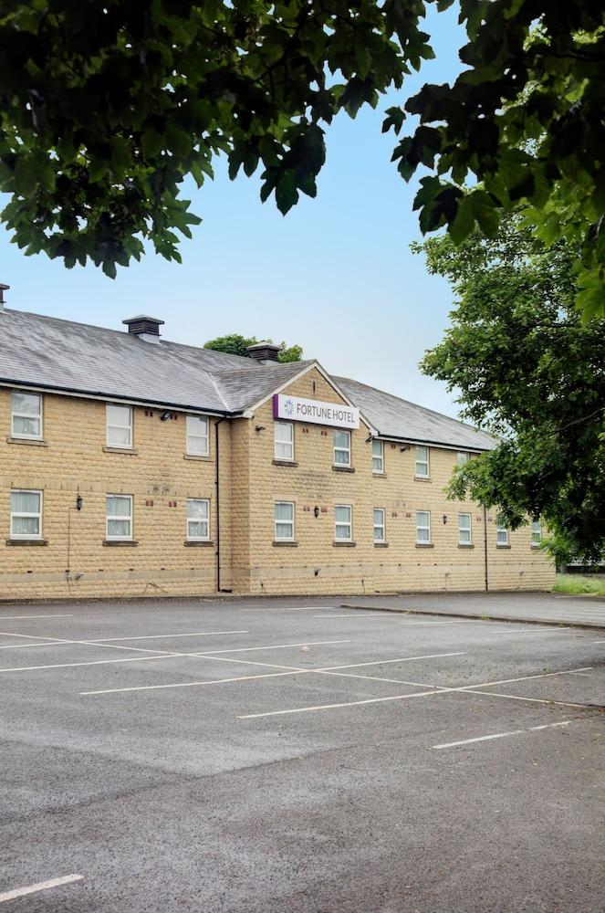 Premier Inn Huddersfield West Extérieur photo