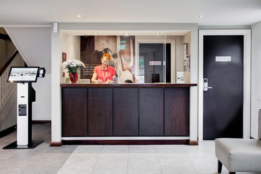 Premier Inn Huddersfield West Extérieur photo