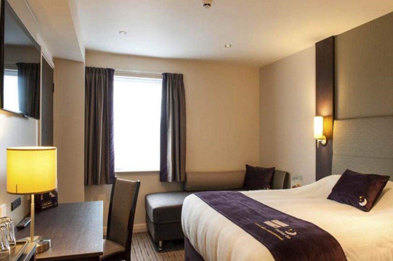 Premier Inn Huddersfield West Extérieur photo