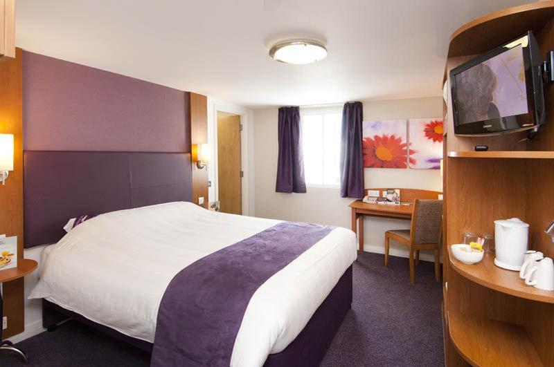 Premier Inn Huddersfield West Extérieur photo