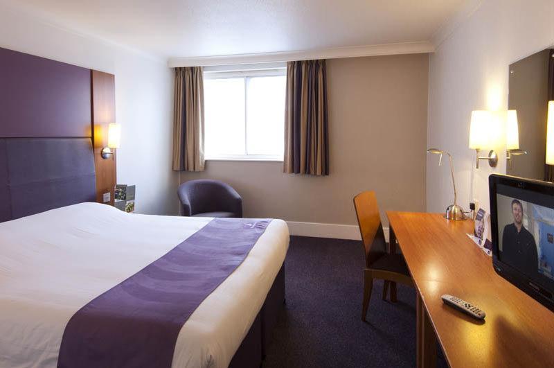 Premier Inn Huddersfield West Extérieur photo