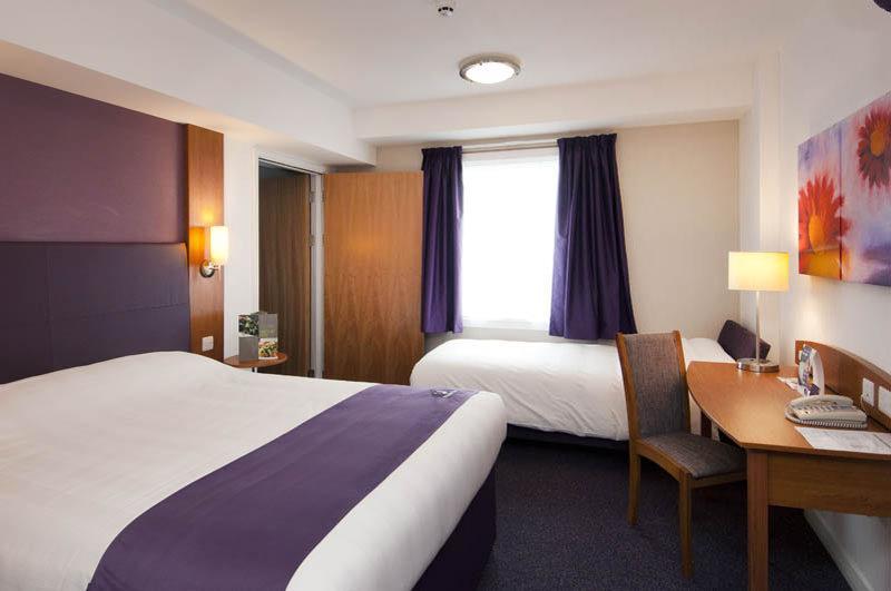 Premier Inn Huddersfield West Extérieur photo